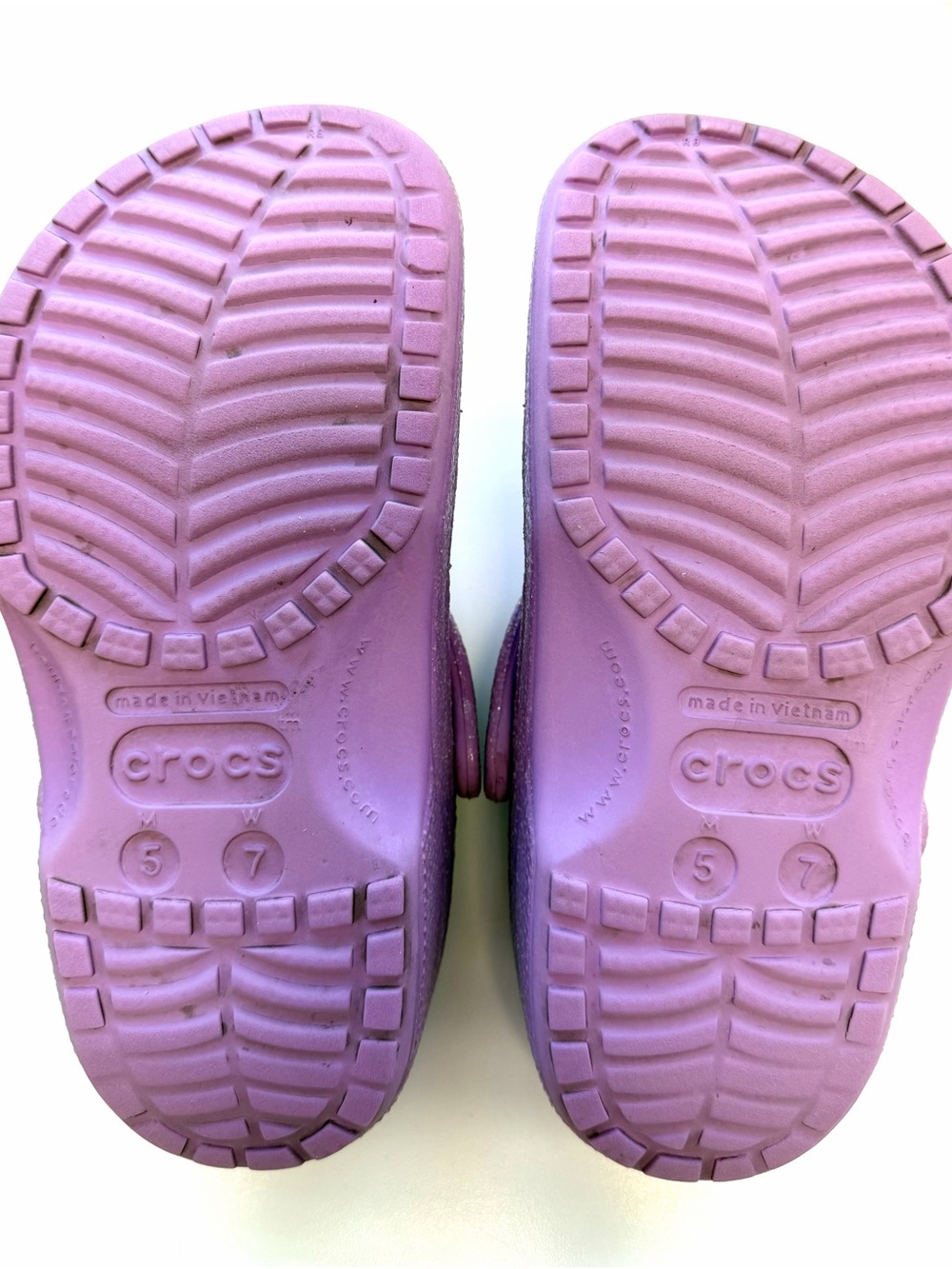 DISNEY CROCS Glitter Lilac Clog - With PRINCESS Charms - Women’s Size 7 - Picture 5 of 6